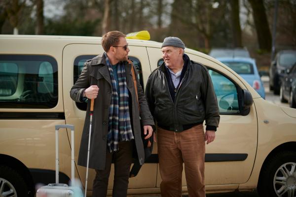 Bild 1 von 15: Der IT-Analyst Jan Olsmer (Max Riemelt, l.) bittet wenige Tage vor Weihnachten den Hamburger Taxifahrer Axel Parschke (Dietmar Bär, r.) ihn ins Erzgebirge zu fahren, da sein Zug ausgefallen ist.