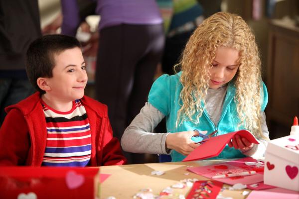 Bild 1 von 41: Ob Brick (Atticus Shaffer, l.) Chancen bei der hübschen Autumn (Isabella Acres, r.) hat? Mit seiner tollen Valentinskarte kann er zumindest schon einmal punkten ...