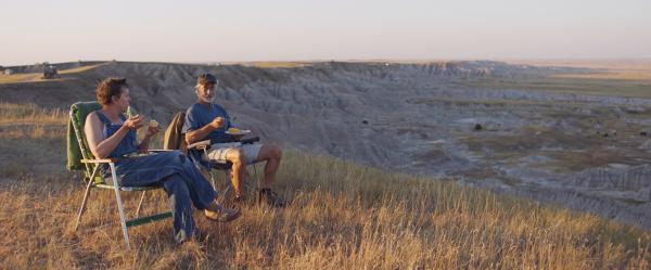 Bild 1 von 9: Mit dem Gleichgesinnten Dave (David Strathairn, r.), mit dem Fern (Frances McDormand, l.) mehrere Arbeitsstationen teilt, entwickelt sie eine enge Freundschaft, aus der vielleicht auch mehr werden könnte.
