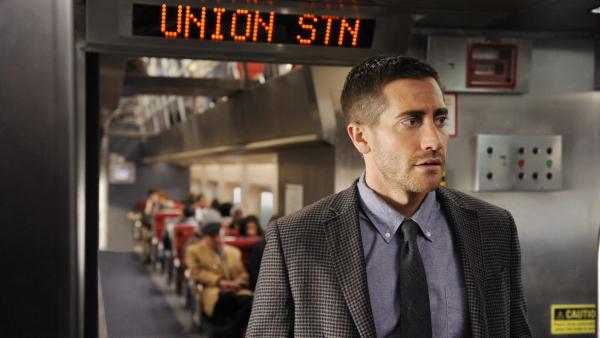 Bild 1 von 1: Colter Stevens (Jake Gyllenhaal) sucht im Pendlerzug nach Hinweisen auf den Attentäter.
