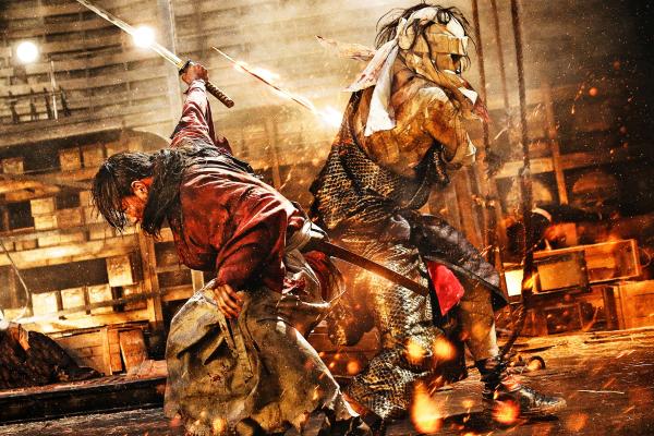 Bild 1 von 3: Kenshin Himura (Takeru Sat´, l.) nimmt den Kampf gegen den verbrannten und bandagierten Makoto Shishio (Tatsuya Fujiwara, r.) und seine Elitekampfgruppe Juppongatana auf ...