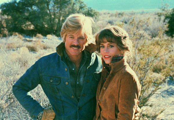 Bild 1 von 15: Reporterin Hallie (Jane Fonda, r.) ist bereit alles zu tun, um an eine gute Story zu gelangen. Als sie jedoch den romantischen Cowboy Sonny (Robert Redford, l.) kennenlernt verwirft sie ihren anfänglichen Plan.