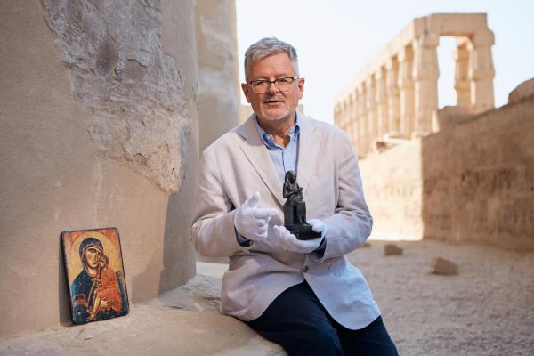 Bild 1 von 12: Christopher Clark im Tempel von Luxor mit zwei Darstellungen einer göttlichen Mutter mit Kind