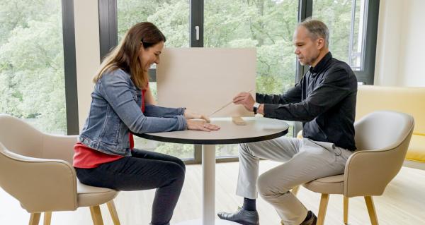 Bild 1 von 12: Lisa Gadenstätter beim Test mit Dr. Scheibenbogen: Wächst uns ein neues Körperteil?