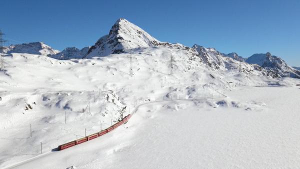 Bild 1 von 2: Dem Lago Bianco entlang.