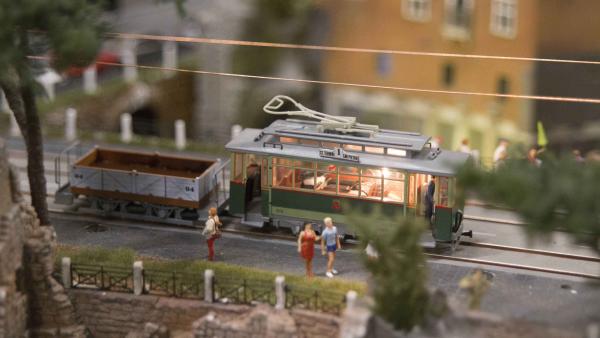 Bild 1 von 3: Die Betreiber der Modelleisenbahnanlage arbeiten ständig an der Entwicklung neuer Mini-Szenen und bauen Figuren, Autos, Häuser, Bäume und Züge in die verschiedenen Themenwelten ein.