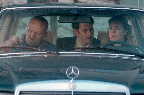 Bild 1 von 4: Torfi (Ingvar Sigurdsson, li.) ist zu betrunken, um den Vertrag mit der Bank zu unterschreiben. \