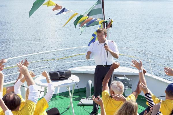 Bild 1 von 4: Mathias (Mathias Schlung) versucht als Touristenführer auf einem Ausflugs-Kreuzschiff alles so gut wie möglich zu machen, nur leider befindet er sich auf dem falschen Dampfer ...