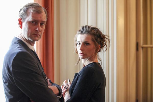 Bild 1 von 22: Im Bild: Thomas Nash (Angestellter), Susanne Kubelka (Frida Krueger).