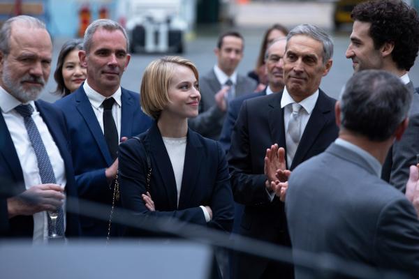 Bild 1 von 10: Noémie (Lou de Laâge, M.) steht vor einem beruflichen Wechsel zu dem Flugzeughersteller, dessen Maschine jüngst in den Alpen verunglückt ist. Ihr neuer Job wurde ihr von dem mit ihr und ihrem Mann Mathieu befreundeten Unternehmer Xavier (Sébastien, Pouderoux, r.) vermittelt.