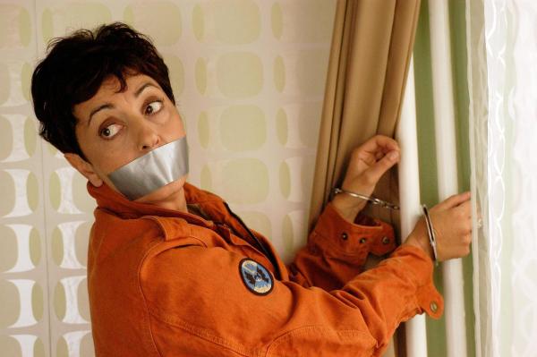 Bild 1 von 10: Im Bild: Sabrina (Despina Pajanou) versucht sich zu befreien.