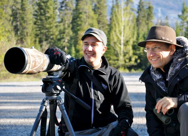 Bild 1 von 3: Reto Brennwald (r.) und Tierfotograf Peter Dettling auf Bärenfotojagd im Banff National Park, Kanada.