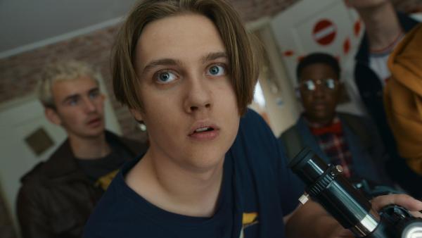 Bild 1 von 5: Kees (Ole Kroes) und seine Freunde (Genessis Akesson, Mingus Cleassen) spionieren die Nachbarin aus, aber wie sich rausstellen wird, spielt Jan ihnen einen Streich.