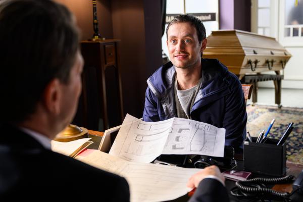 Bild 1 von 15: Eine vielversprechende Bewerbung: Der junge Tischler Tom Nitschke (Adrian Julius Tillmann, r.) könnte Wolfgang Habedanks (Holger Stockhaus, l.) Bestattungsteam bereichern.