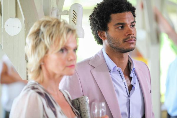 Bild 1 von 27: Im Bild: Sharon Small (Dorothy Foster), Steven Cole (Carlton Paris).