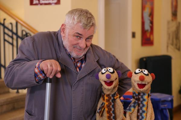 Bild 1 von 6: Jan & Henry mit dem Hausmeister (Heinz Hönig)
© NDR/big Smile Entertainment - Honorarfreie Verwendung gemäß AGB im redaktionellen Zusammenhang mit genannter Sendung bei Nennung \