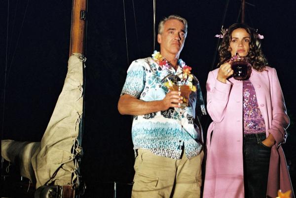 Bild 1 von 15: Nur mit viel List und weiblichem Charme gelingt es Sandra (Rebecca Immanuel, r.), Felix (Christoph M. Ohrt, l.) zu überzeugen, dass sein Platz in der Kanzlei und nicht auf einem Boot ist ...