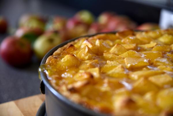Bild 1 von 20: Im Bild: Die Apfel-Weintorte, die mit den hauseigenen Äpfeln gebacken wird, ist eine Spezialität von Margarita Huber, der Chefin vom Anderlbauer in Frasdorf.