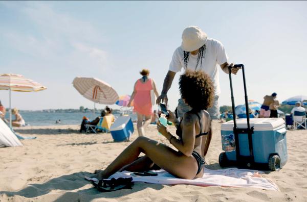 Bild 1 von 3: Um an Geld zu kommen, verkaufen der sich selbst überlassene Teenager Rico (Juan Collado) und seine jüngere Freundin am Strand der Bronx illegal gemixte Cocktails namens ?Nussknacker?.