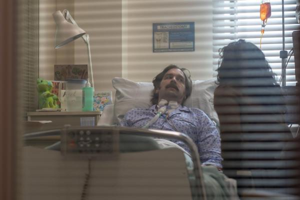 Bild 1 von 5: Niko (Owen McDonnell, l.); Eve Polastri (Sandra Oh, r.)