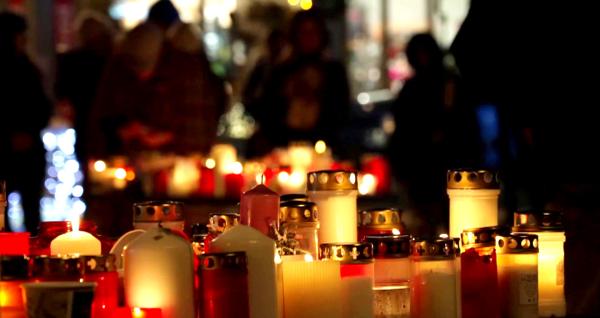 Bild 1 von 2: Kerzen für die Opfer der Brandkatastrophe in Crans-Montana.