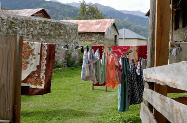 Bild 1 von 4: Von Erdrutschen bedroht: In der georgischen Region Ratscha ist der Schutz der Zivilbevölkerung durch Frühwarnsysteme noch unterentwickelt. Doch gefährliche Extremwetterereignisse nehmen durch die Erderwärmung stark zu.