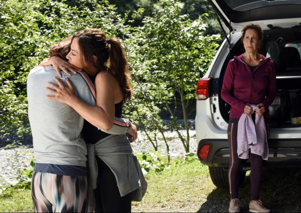 Bild 1 von 10: Heidrun Niedermayer (Catalina Navarro Kirner, l.) hat eine schreckliche Nachricht erhalten. Katja Baumann (Simone Thomalla, M.) tröstet sie, während sich Dr. Schneiderhan (Caroline Ebner, r.) noch zurückhält.
