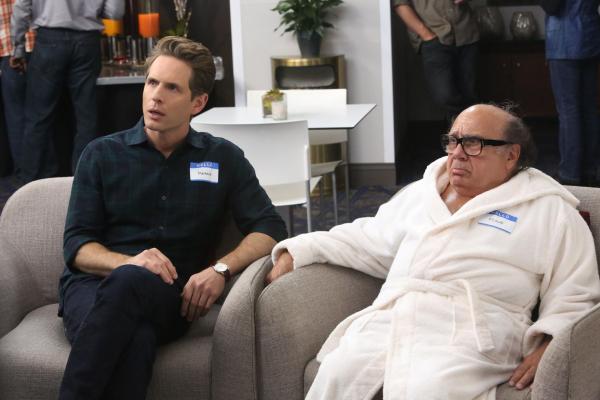 Bild 1 von 8: Dennis Reynolds (Glenn Howerton, l.); Frank Reynolds (Danny DeVito, r.)