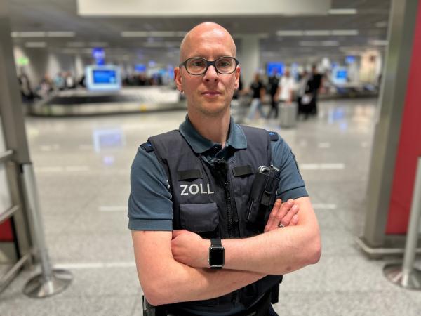Bild 1 von 2: Nico Schneider arbeitet beim Zollamt am Frankfurter Flughafen.