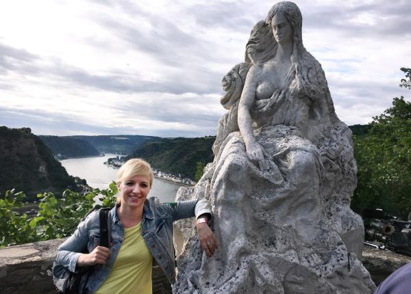 Bild 1 von 1: Anna Lena Dörr an der Loreley Statue im Biergarten auf dem Loreley Felsen.