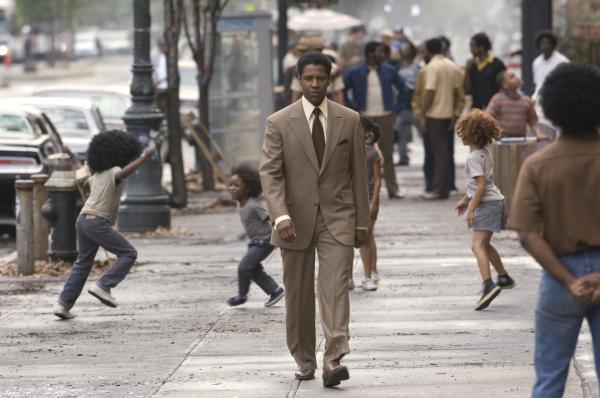 Bild 1 von 17: Er schreckt weder vor Erpressung noch vor Bestechung oder Mord zurück, um seine Mafia-Konkurrenten mit billigem Heroin auszustechen: Gangster Frank Lucas (Denzel Washington) ...