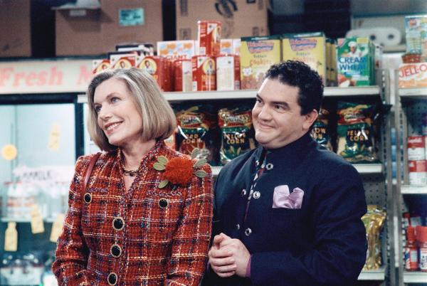 Bild 1 von 4: Einer von Dharmas und Gregs Nachbarn arbeitet als Comiczeichner und hat ein Buch fertig gestellt, dessen Protagonistin eine verblüffende Ähnlichkeit mit Dharma hat. Dharma erklärt sich bereit, den Verkauf des Buches mit wirksamen Auftritten anzukurbeln und ist fortan in einem Kostüm als das Supergirl \