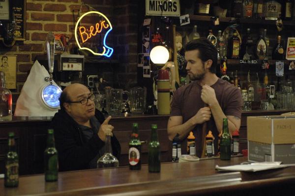 Bild 1 von 22: Frank (Danny Devito, l.) und Mac (Rob McElhenney, r.) versuchen sich den mangelhaften Gästebetrieb in ihrer Kneipe zu erklären. Nach und nach kommen sie dahinter, was der Grund dafür sein könnte ...