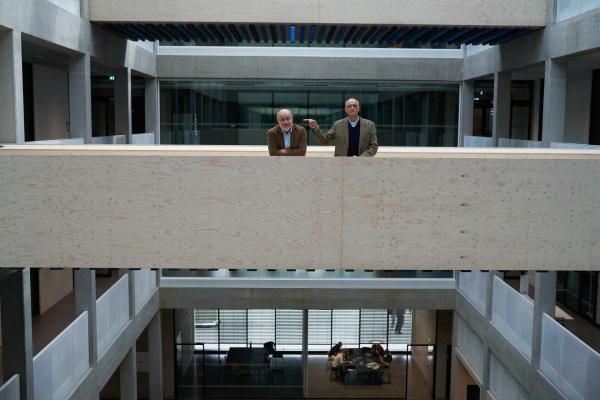Bild 1 von 13: Künstliche Intelligenz verändert unsere Welt und stellt Grundfragen an unser Menschenbild. Harald Lesch (r.) und Thomas Schwartz (l.) diskutieren die Chancen und Risiken einer KI-geprägten Zukunft.