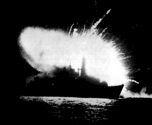 Bild 1 von 1: Seegefecht im Falklandkrieg 1982. Entscheidend für den britischen Sieg ist die Operation \