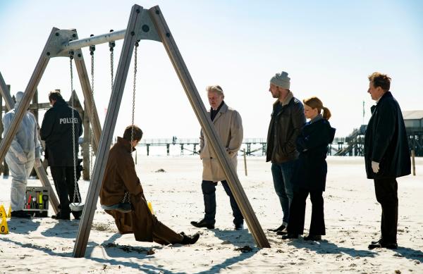 Bild 1 von 14: Das erste männliche Opfer! Polizeichef Bergmann (Max Herbrechter, lMitte), Ria Larsen (Karoline Schuch), Michael Brandt (Christoph Letkowski) und Mattern (Ronald Kukulies, re.) sind überrascht.