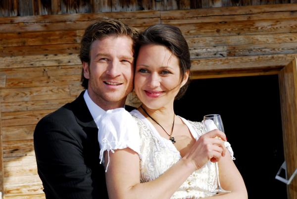 Bild 1 von 16: Im Bild: Hans (Heiko Ruprecht) und Klara (Nike Fuhrmann) genießen die Feierlichkeiten und den Frieden zwischen ihren Töchtern Lilli und Sarah.