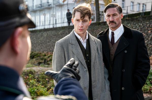 Bild 1 von 21: Im Bild: Emil Dreesen (Jonathan Berlin, Mitte) und sein Vater Fritz (Benjamin Sadler, re.) stehen unter Druck der rechtsnationalistischen Hotelgäste.