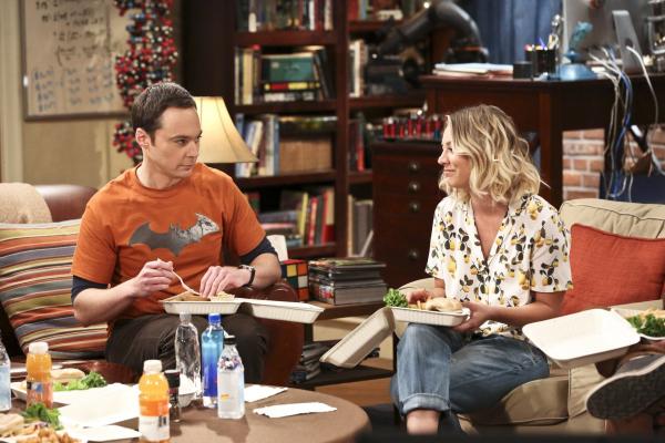 Bild 1 von 9: Penny (Kaley Cuoco, r.) lädt ihre Freunde zu einer Weinverkostung ein. Sheldon (Jim Parsons, l.) lehnt ab, weil er keinen Wein mag und Bernadette darf als Schwangere keinen Wein trinken. Die anderen sind jedoch begeistert und wollen sie begleiten; mit ungeahnten Folgen ...