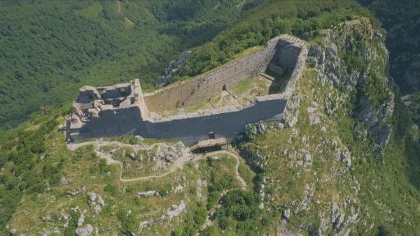 Bild 1 von 3: Das Château de Montségur - Im 13. Jahrhundert ist die Festung der letzte Zufluchtsort der Katharer. Für die katholische Kirche gelten sie als Ketzer. Nach einer Belagerung durch die Truppen des Papstes sterben mehr als 200 Katharer auf dem Scheiterhaufen. Seither scheint ein Fluch auf dem Ort zu liegen.