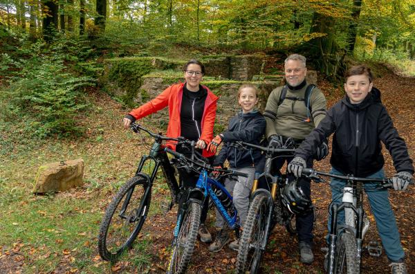 Bild 1 von 3: Mit dem Bike entlang der Limesroute. Familie Dack aus Kriftel will den Limes erkunden.