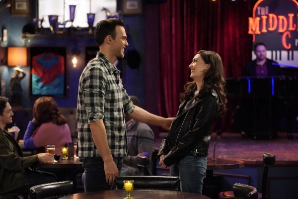 Bild 1 von 15: Max (Cheyenne Jackson, l.); Brigitte (Schuyler Helford, r.)