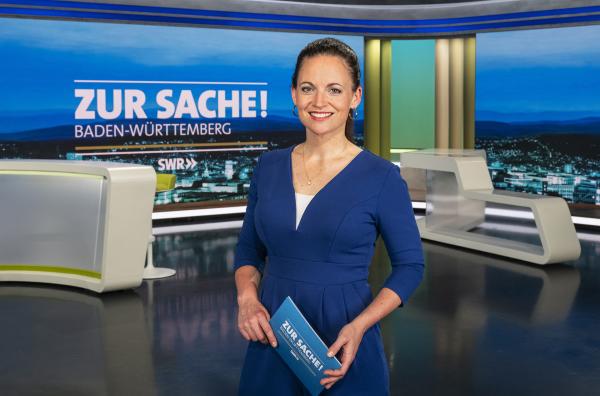 Bild 1 von 3: Das Politikmagazin fürs Land, jew. donnerstags um 20.15 Uhr im SWR Fernsehen (BW). Moderatorin Alexandra Gondorf in der Mainstage.