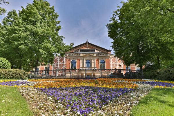 Bild 1 von 2: Das Bayreuther Festspielhaus.