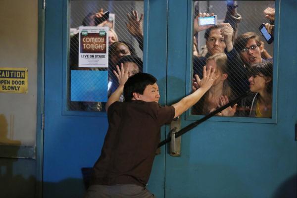 Bild 1 von 31: Als der Auftritt eines rassistischen Komikers am College angekündigt wird, stoßen Chang (Ken Jeong) und der Rest der Truppe auf einigen Widerstand. Hacker haben ihr E-Mailfach gehackt und veröffentlichen nun die Nachrichten ...