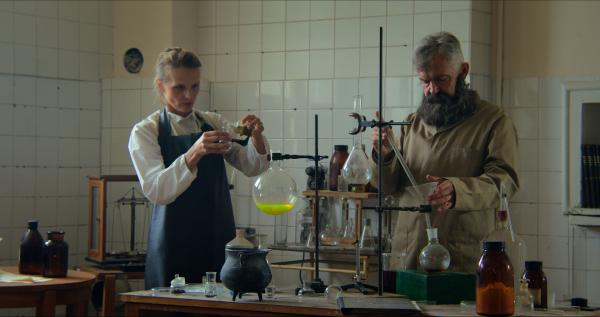 Bild 1 von 6: 1895 heirate Marie Sklodowska den Physiker Pierre Curie. Gemeinsam erforschen sie Strahlungsphänomene und erhalten 1903 den Nobelpreis für Physik.