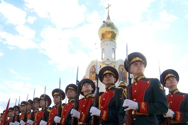 Bild 1 von 1: Soldaten bei einer Parade in Tiraspol. Die selbsternannte Republik Transnistrien präsentiert sich mit sowjetischer Symbolik und militärischer Disziplin.
