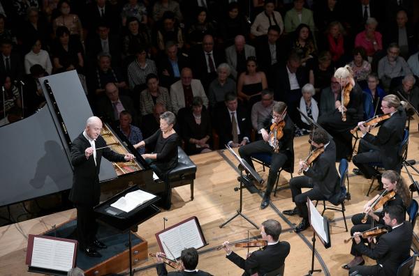 Bild 1 von 3: Die Pianistin Maria João Pires hat ihre Laufbahn bereits 2018 beendet. Doch von Zeit zu Zeit zieht es sie wieder in den Konzertsaal und sie begeistert das Publikum mit ihrer Kunst.