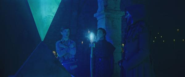 Bild 1 von 3: Henry (Francis Minchella, l.) steht unter dem Einfluss der Schlangen und wiederholt gebetsmühlenartig, was Yaret (Charlie Cattrall) ihm vorträgt.