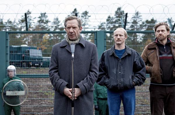 Bild 1 von 2: Ausschnitt aus Oliver Haffners Spielfilm ?Wackersdorf?\